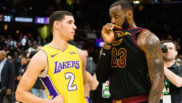 LeBron James y Lonzo Ball charlan despus de un Lakers vs Cavaliers