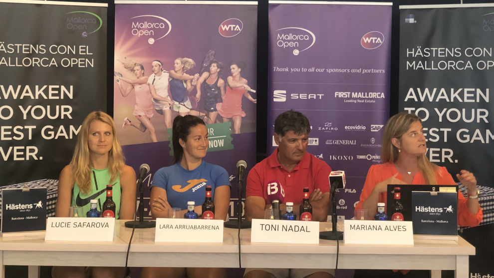 Safarova, Arruabarrena y Toni Nadal, durante el sorteo