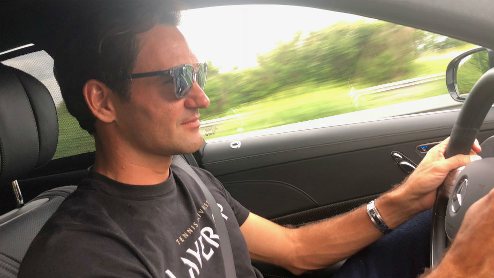 Federer, conduciendo su nuevo Mercedes
