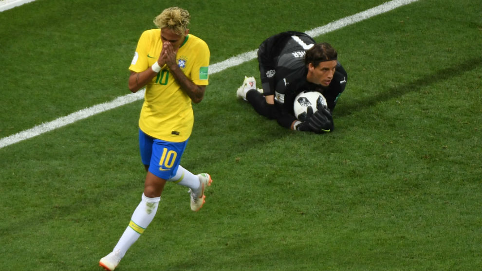 Sommer atajando un baln con Neymar lamentndose a su lado