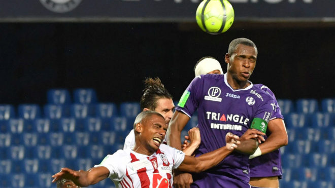 Diop despeja un baln areo en un partido con el Toulouse.