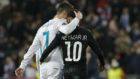 Neymar y Cristiano se saludan tras el Madrid-PSG de Champions de esta...