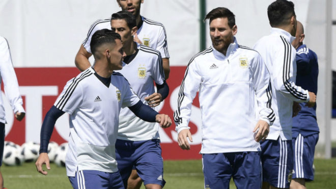 Pavn y Messi charlan durante un entrenamiento.