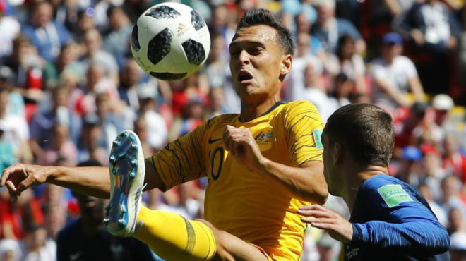 Sainsbury in action during the match between France and Australia.