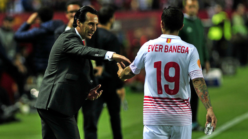 Emery (46) saluda a Banega (29) en el Sevilla-Shakhtar Donetsk.