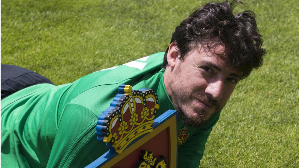 Cristian posa con el escudo del Real Zaragoza.