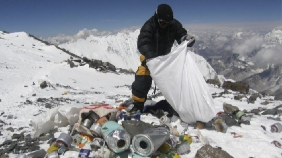La acumulacin de basura en el Everest es un problema que aumenta...