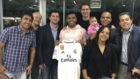 Rodrygo Goes, rodeado de amigos, posa con la camiseta del Madrid