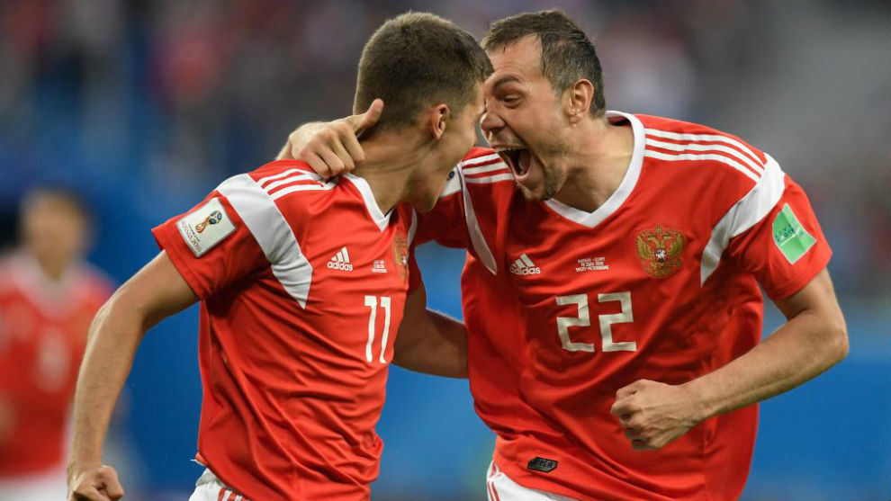 Zobnin y Dzyuba celebran el gol del &apos;9&apos; contra Egipto.