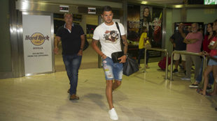 Vitolo, a su llegada al aeropuerto de Sevilla el verano pasado.