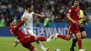 Isco conduce un baln entre dos jugadores iranes.