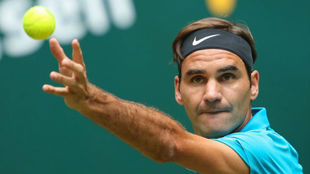 Roger Federer realiza un saque en Halle.