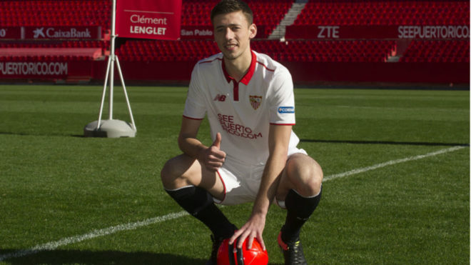 Lenglet posa con la camiseta del Sevilla en su presentacin.