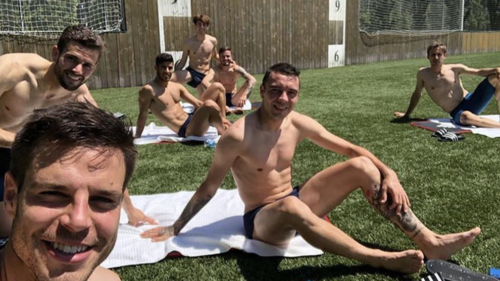 Spain squad relaxing