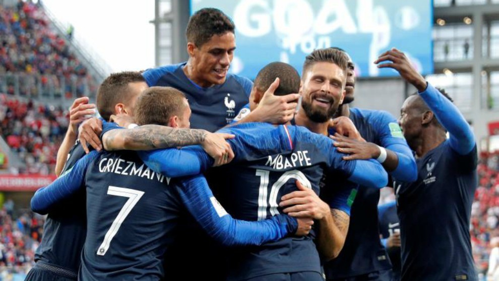Los jugadores de Francia celebran el gol de Mbapp a Per.