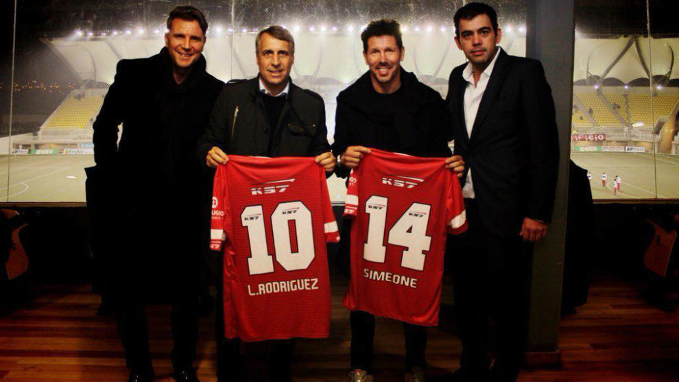 Simeone, junto a Leo Rodrguez, posa con la camiseta del Unin La...
