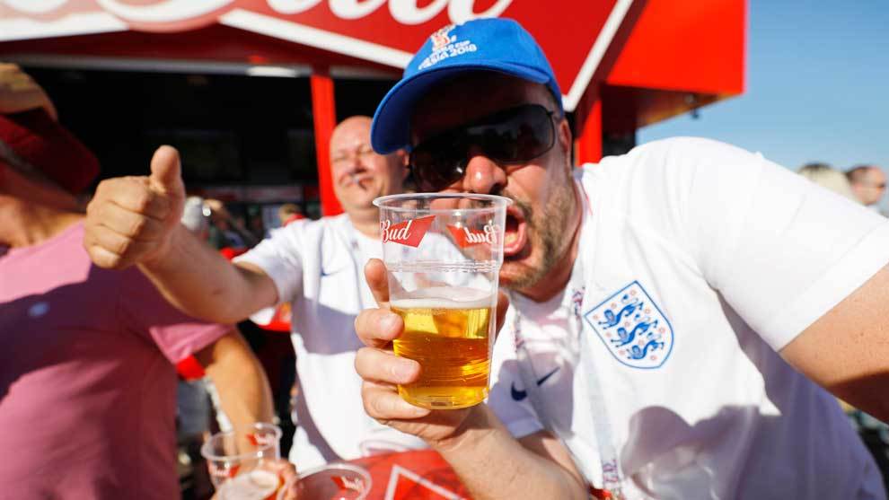 Un aficionado de Inglaterra bebiendo cerveza durante el Mundial