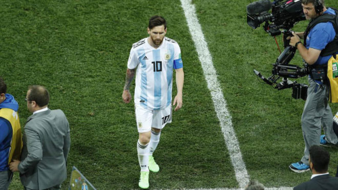 Leo Messi se marcha tras la derrota.