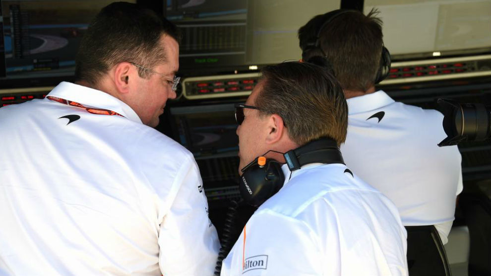 Boullier y zak Brown, CEO de McLaren, sonran en el muro en los...
