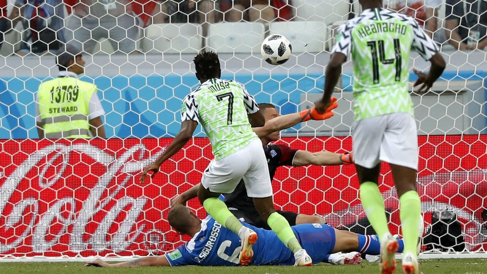Musa marca el primer gol de Nigeria ante Islandia.