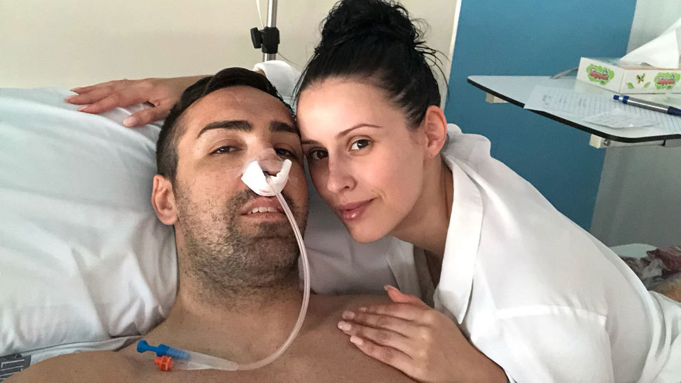 José Enrique con su novia tras ser operado.
