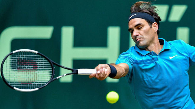 Roger Federer devuelve una bola.