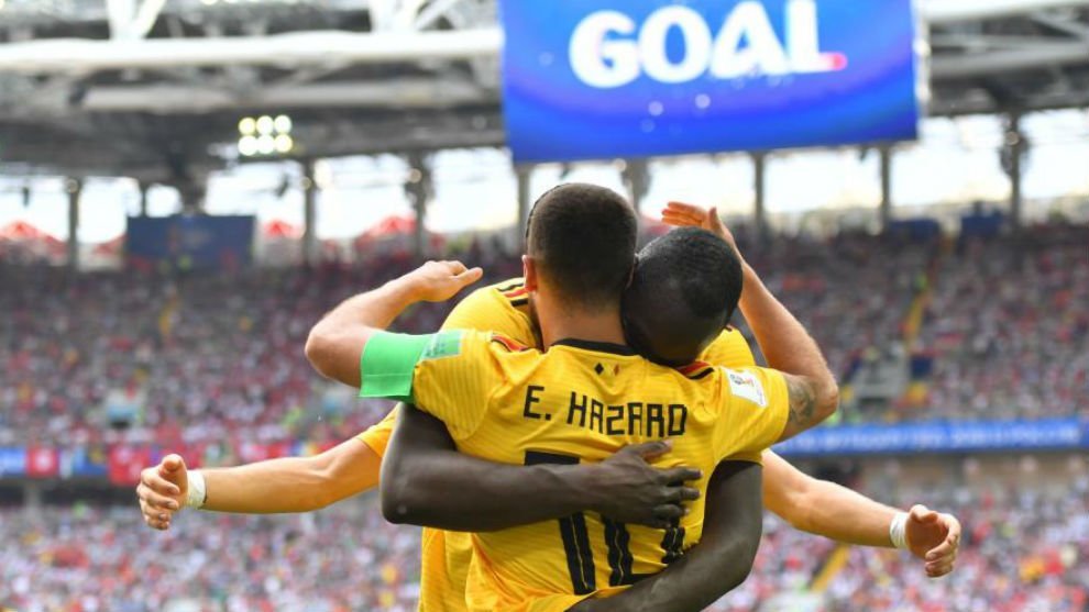 Lukaku y Hazard se abrazan en uno de los goles de Blgica.