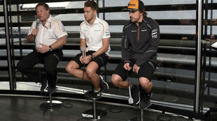 Brown, junto a Alonso y Vandoorne en el 'Meet the team' de...