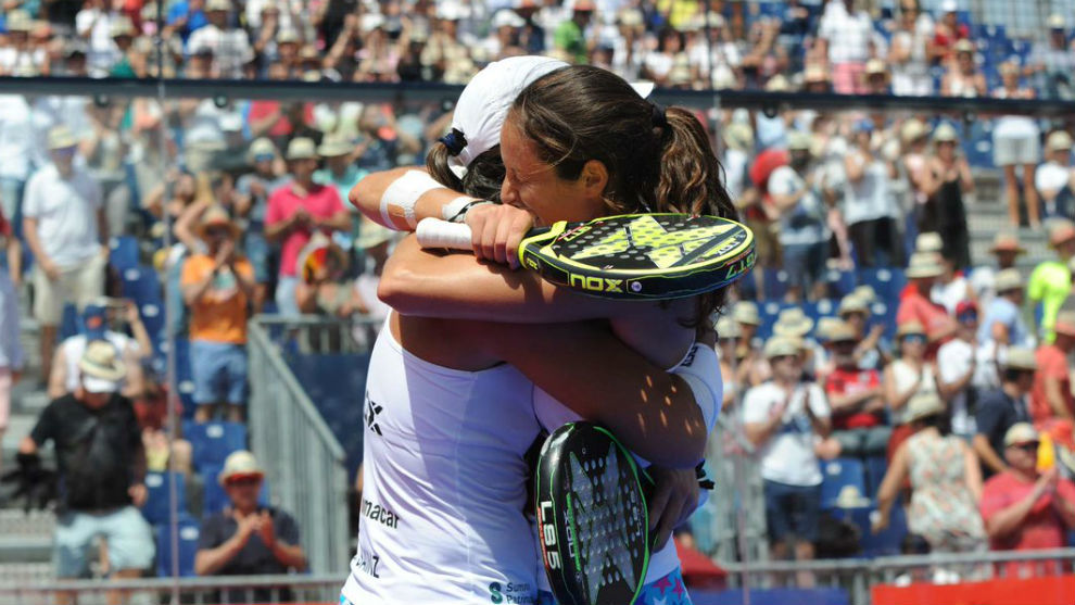 Luca Sainz y Gemma Triay se abrazan tras ganar en Valladolid.