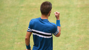 Borna Coric celebra un punto ante Roger Federer en Halle.