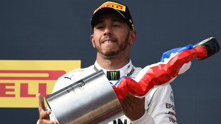 Hamilton, con el trofeo del GP de Francia 2018