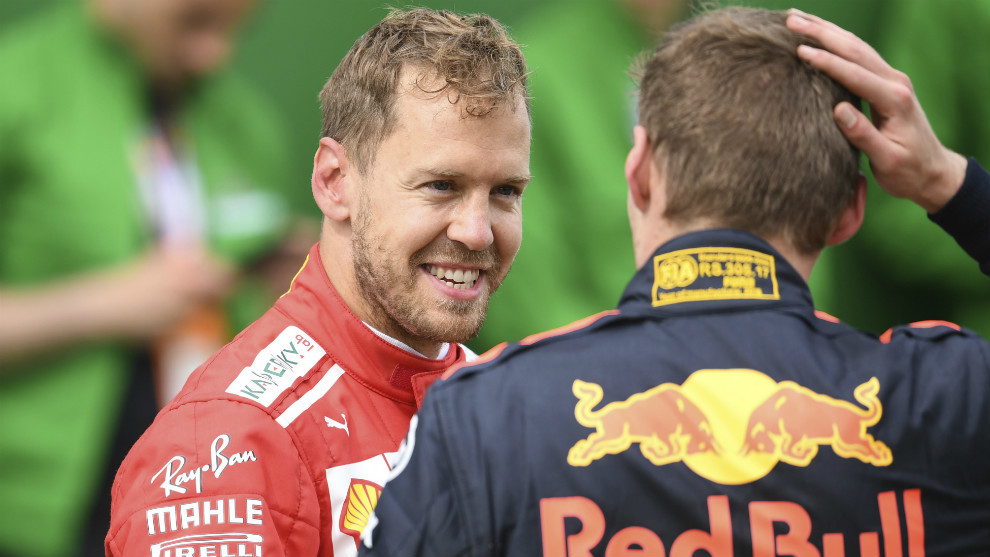 Max Verstappen, charlando con Sebastian Vettel
