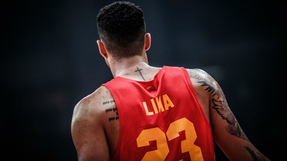 Augusto Csar Lima jugando en la Basketball Champions League con el...