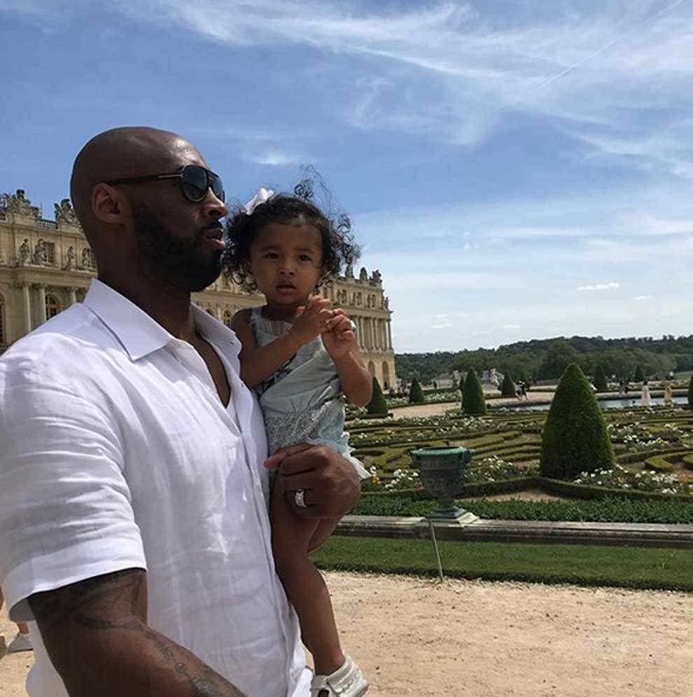 Kobe Bryant, acompaado por su esposa Vanessa y sus hijas, visit el...