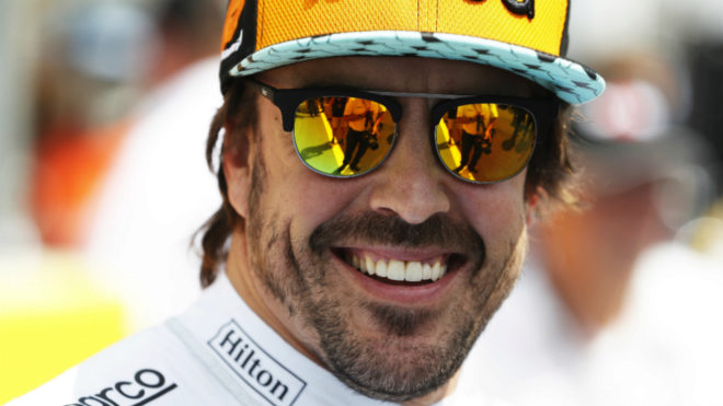 Alonso sonre en el circuito Paul Ricard.