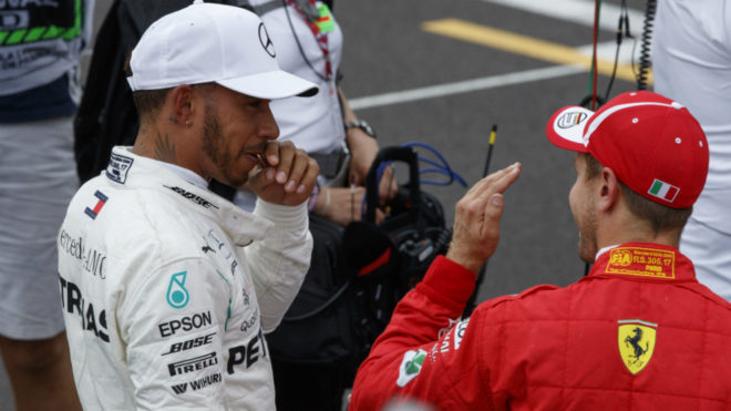 Hamilton habla con Vettel.