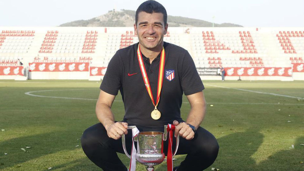 Manolo Cano, con la Copa.