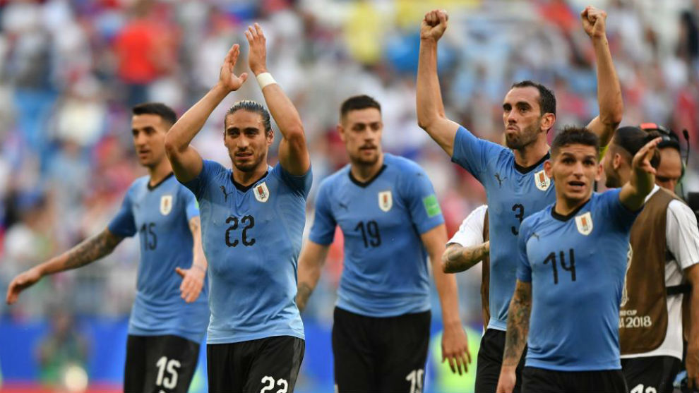 Los uruguayos celebran la victoria ante Rusia y el primer puesto del...