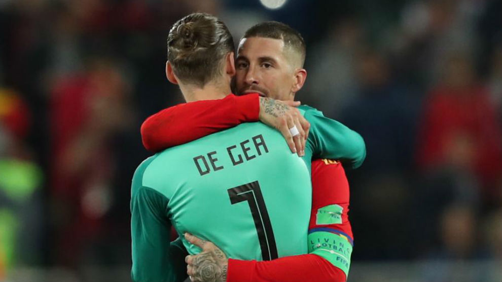 Ramos y De Gea se abrazan al final del partido