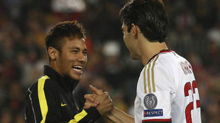 Neymar y Kak se saludan en un Bara-Milan de Champions 2013/2014.