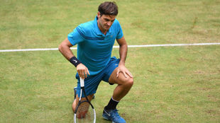 Federer, de rodillas en la pista de Halle