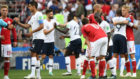Los jugadores de Francia y Dinamarca se saludan al acabar el partido