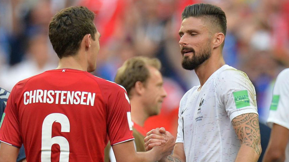 Andreas Christensen y Olivier Giroud se saludan tras el partido que...