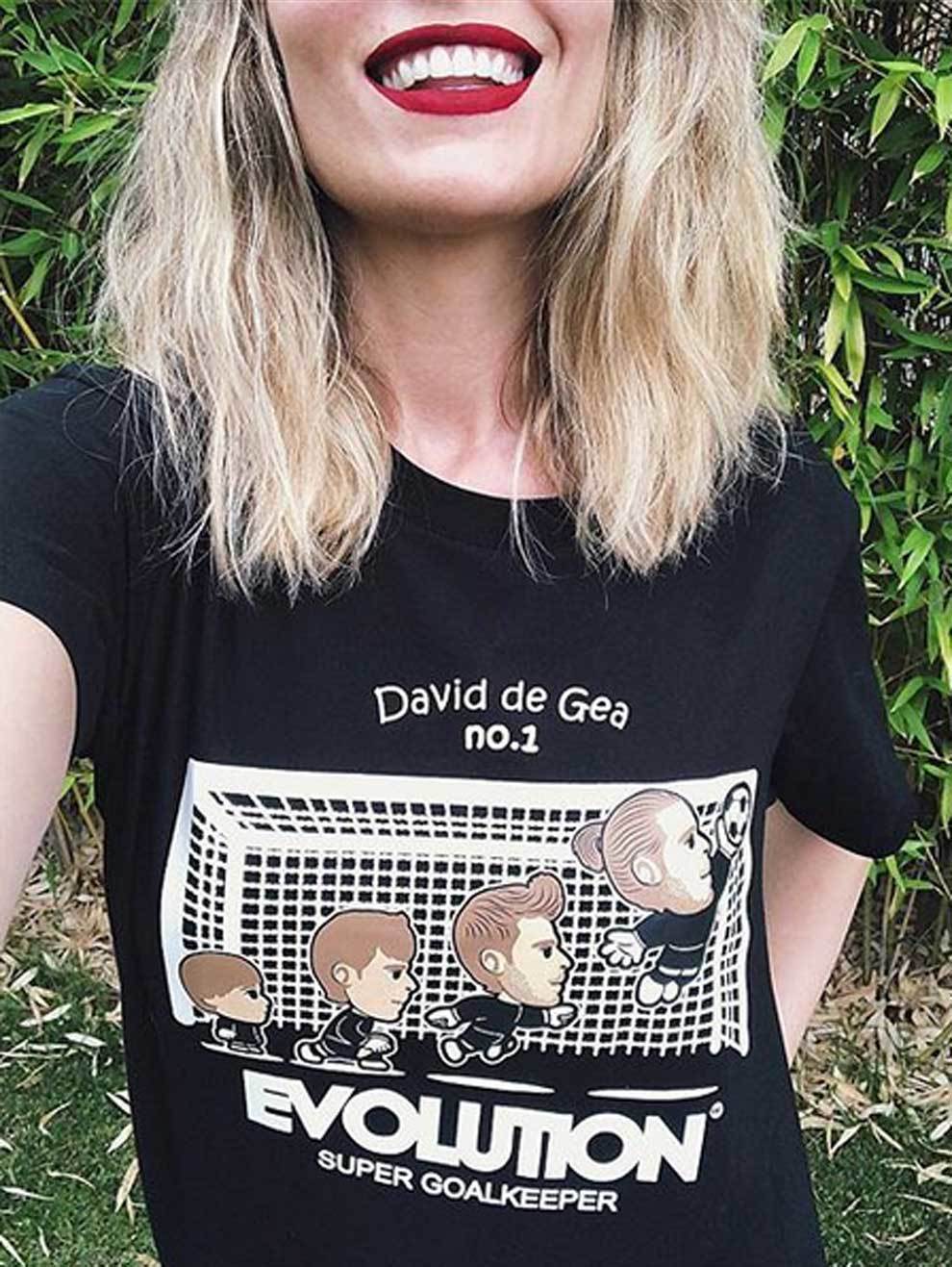 La cantante Edurne anima a su novio, David de Gea, con una camiseta