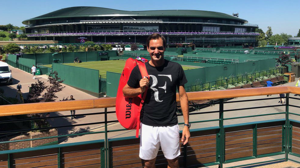 Federer posa delante de las pistas de Wimbledon