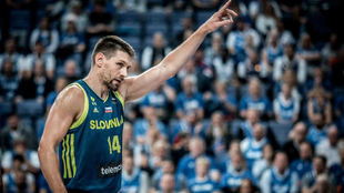 Gasper Vidmar jugando en el Eurobasket con Eslovenia