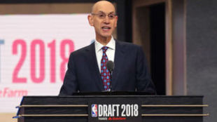 Adam Silver durante la ceremonia del Draft de la NBA en 2018