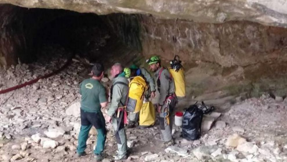 Operativo de la Guardia Civil en una cueva de la Sierra de Albarracn