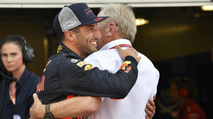 Daniel Ricciardo y Helmut Marko, abrazados tras la victoria del...