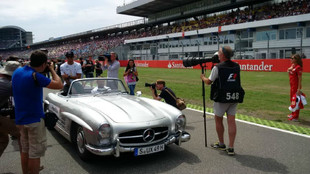 Lewis Hamilton, durante el desfile de pilotos de Hockenheim hace unos...